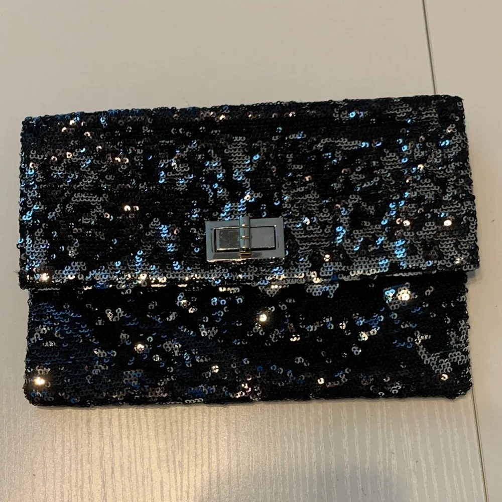 Mossimo Clutch